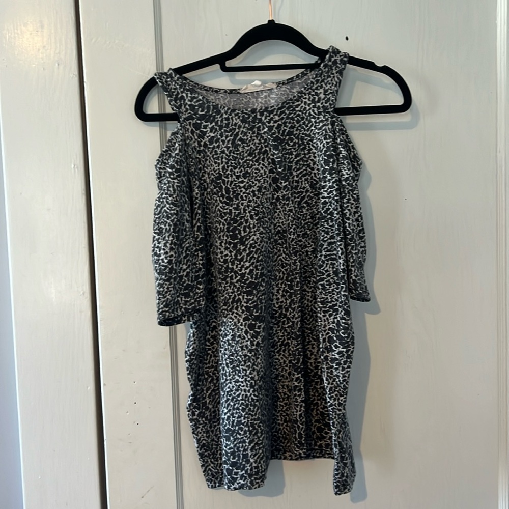 Short sleeve, off the shoulder leopard tee